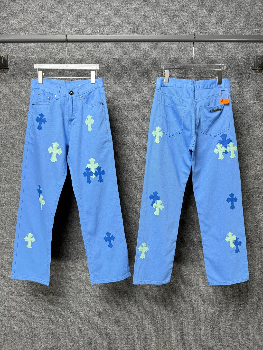 P270 💰 (Top version) CHROME HEARTS 25ss dopamine light blue cross-over leather washed jeans - Full of exploring the ultimate in fashion, Chrome Hearts' new Chrome Hearts pants not only present a unique style, the fresh ice blue color looks particularly youthful and energetic. The mid-high waist design is paired with a lazy and casual style, which not only shows long legs but also maintains a casual feel. It is a must-have fashion choice for trendy men and trendy women. Color: Dopamine light blue Size: 28-30-32-34 (corresponds to S-M-L-XL)